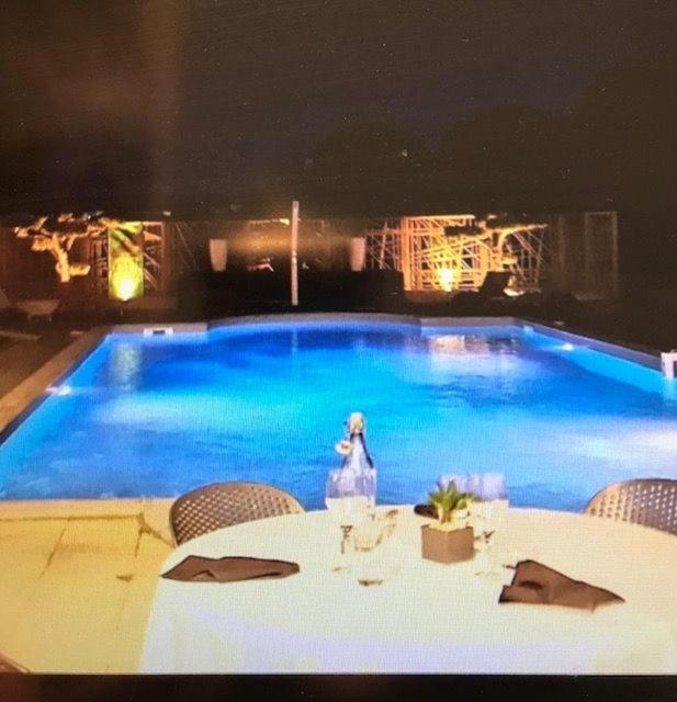 Sous Les Pins Hotell Étoile-sur-Rhône Eksteriør bilde